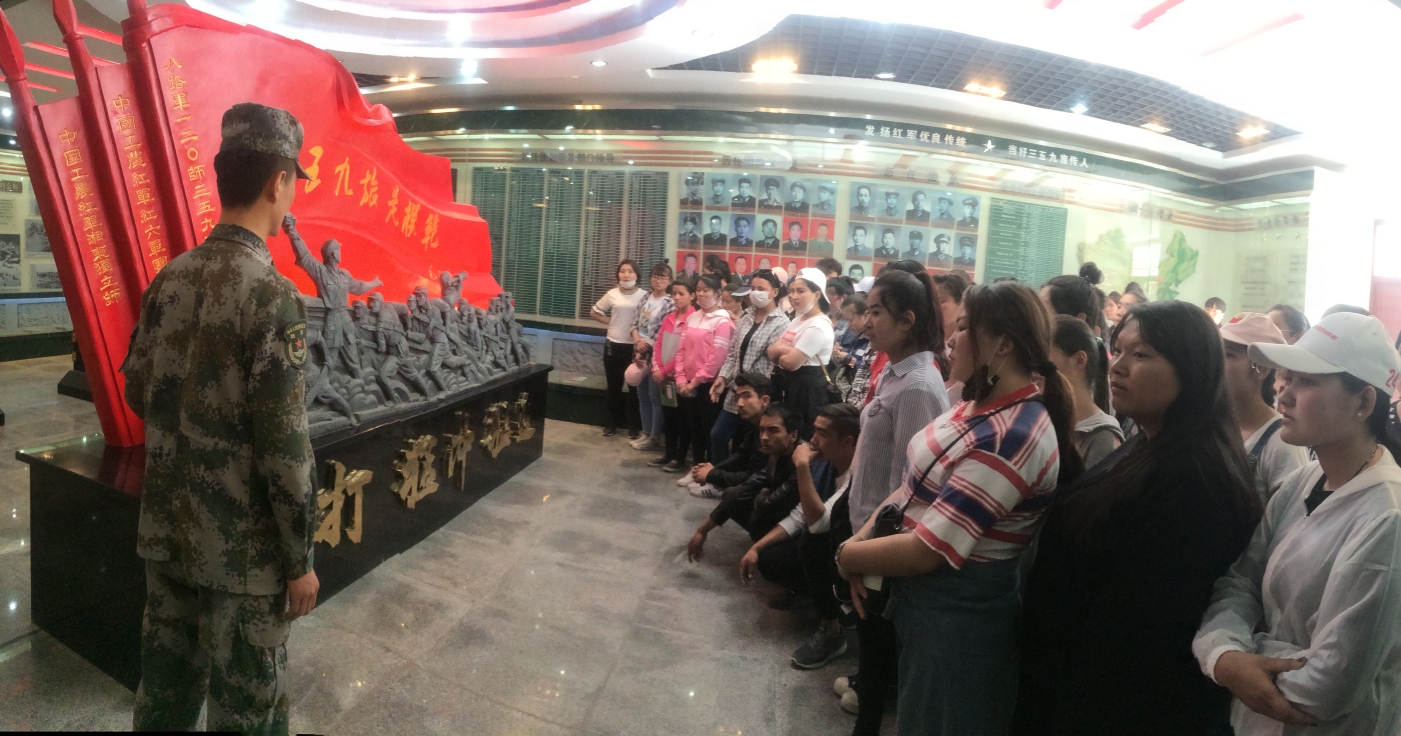 人文教育系组织各族学生干部及宣讲员参观爱国主义教育基地