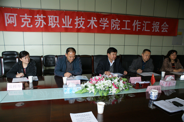 巴州卫校吐逊&#8226;阿不拉副校长一行5人来我院调研