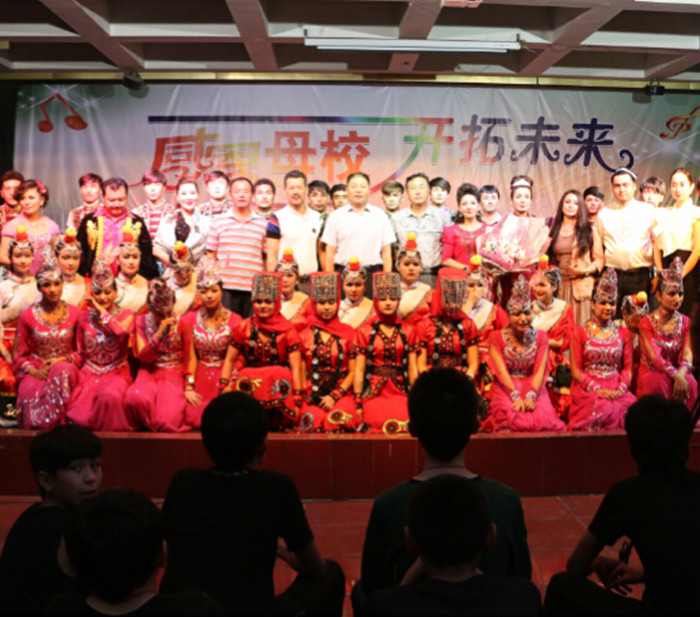 感恩母校          回馈社会                                                    ——新葡的京集团8814艺术系举办2015届毕业生演出、画展暨供需洽谈会