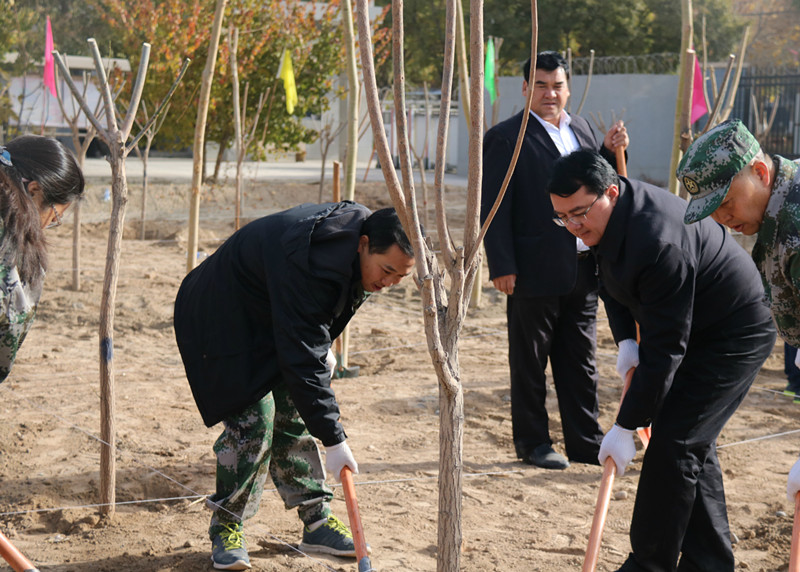 地委、行署领导参加新葡的京集团8814秋季植树活动