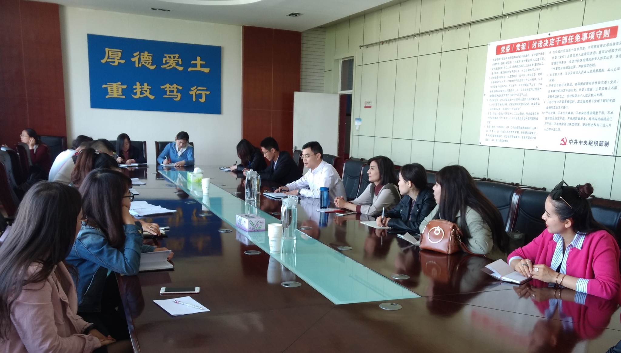 新葡的京集团8814召开青年教师座谈会