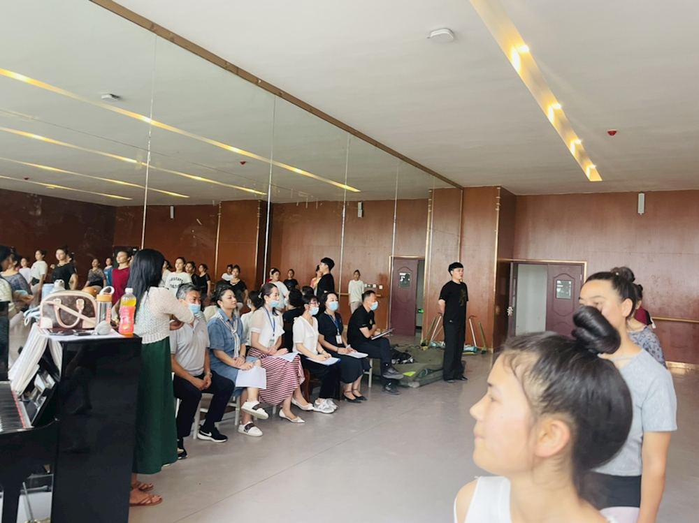 促成长 共奋进——记新入职教师公开课听课、评课活动
