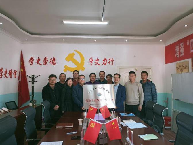 新葡的京集团8814与新疆黄羊滩生态林业开发有限责任公司举行校企全面战略合作签约仪式