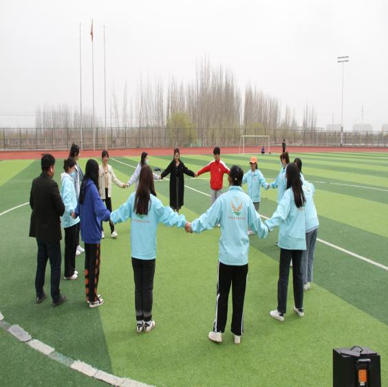 点亮友谊之光    开拓团队精神
