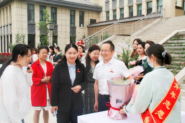 花“漾”青春    匠心筑梦 新葡的京集团8814首届花艺主题作品展取得圆满成功