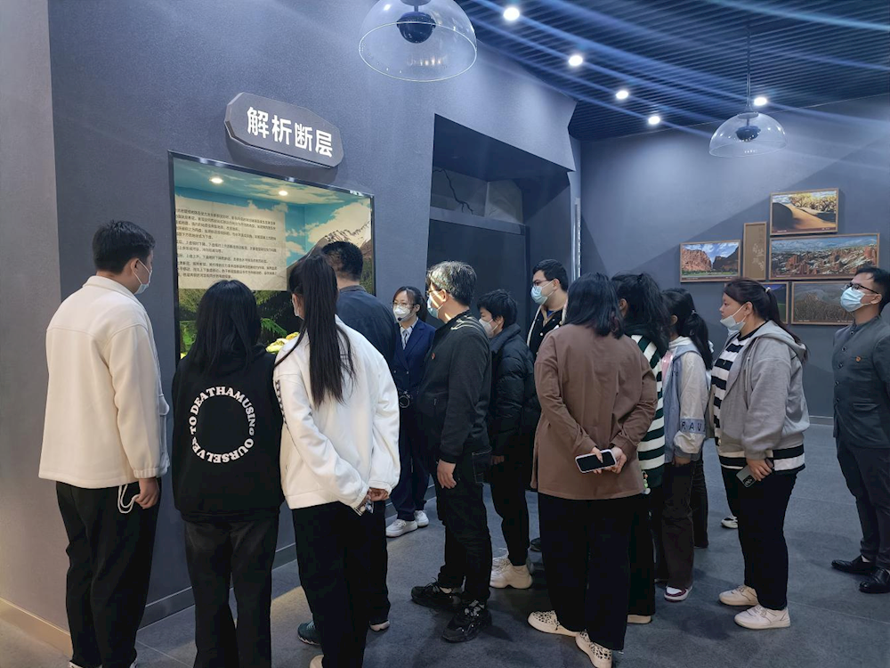 体验科技强国，激发爱国情怀 ——新葡的京集团8814思法教研室开展主题党日暨青研社参观活动